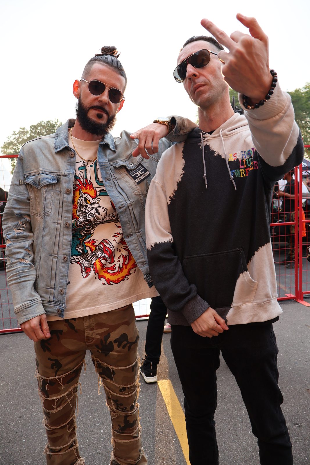 KING T and LUSS posing with hands up